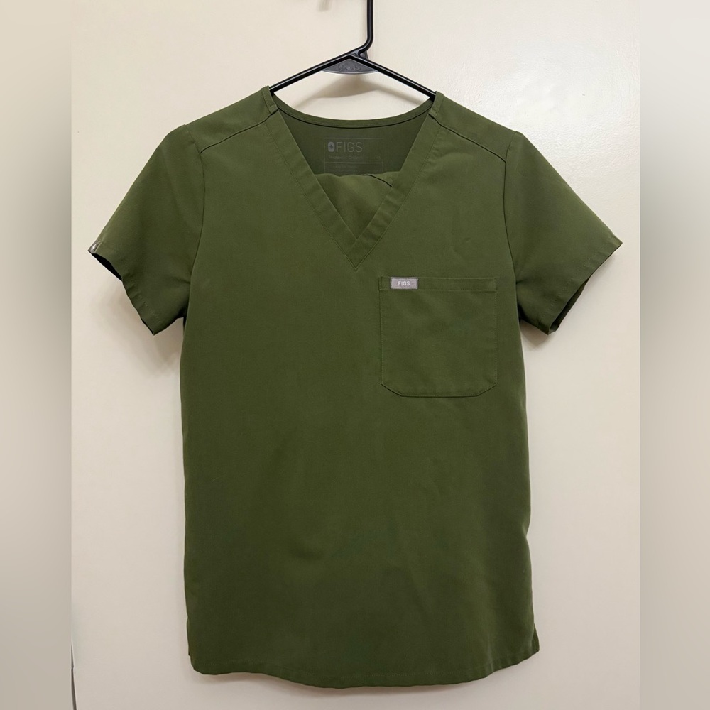Figs scrubs SET: Catarina top and Zamora high wasted jogger pants. Color: Olive.